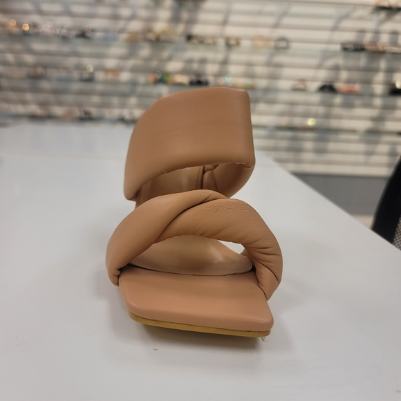 Linda  Heel - NudeHeel - Picture 4 of 5